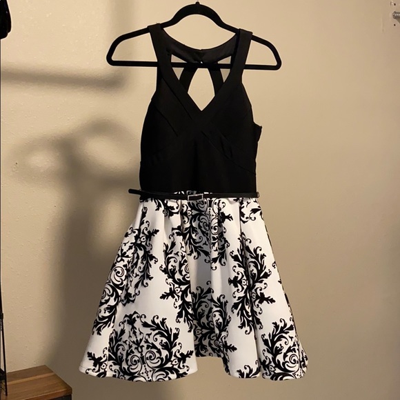 Size 5 Black and White Formal Dress - Picture 1 of 5